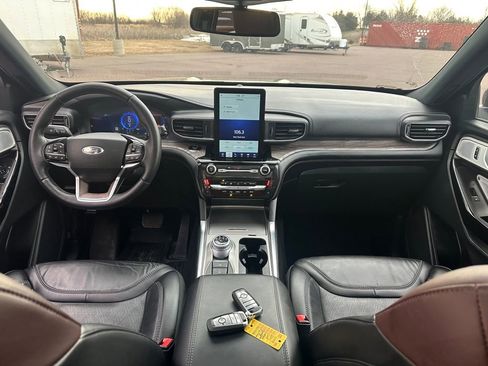 Used 2024 Ford Explorer Platinum w/ Technology Package image 26