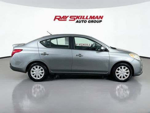 Used 2013 Nissan Versa SV FWD image 5
