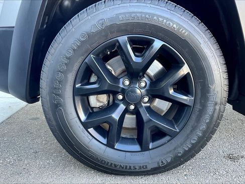 Used 2016 Jeep Cherokee Trailhawk AWD/4WD image 22