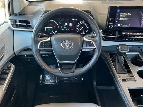 Certified 2025 Toyota Sienna XLE FWD image 15