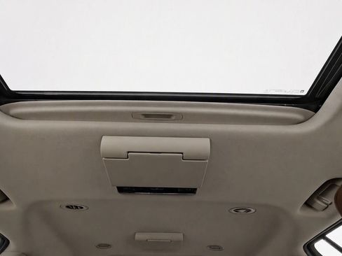 Used 2018 Chevrolet Suburban Premier RWD image 21