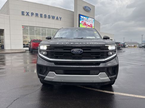 Used 2025 Ford Expedition Max Platinum w/ Driver's Package image 2