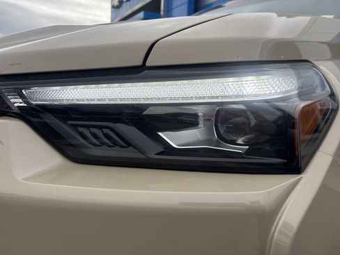 Used 2024 Chevrolet Colorado ZR2 w/ Technology Package image 11