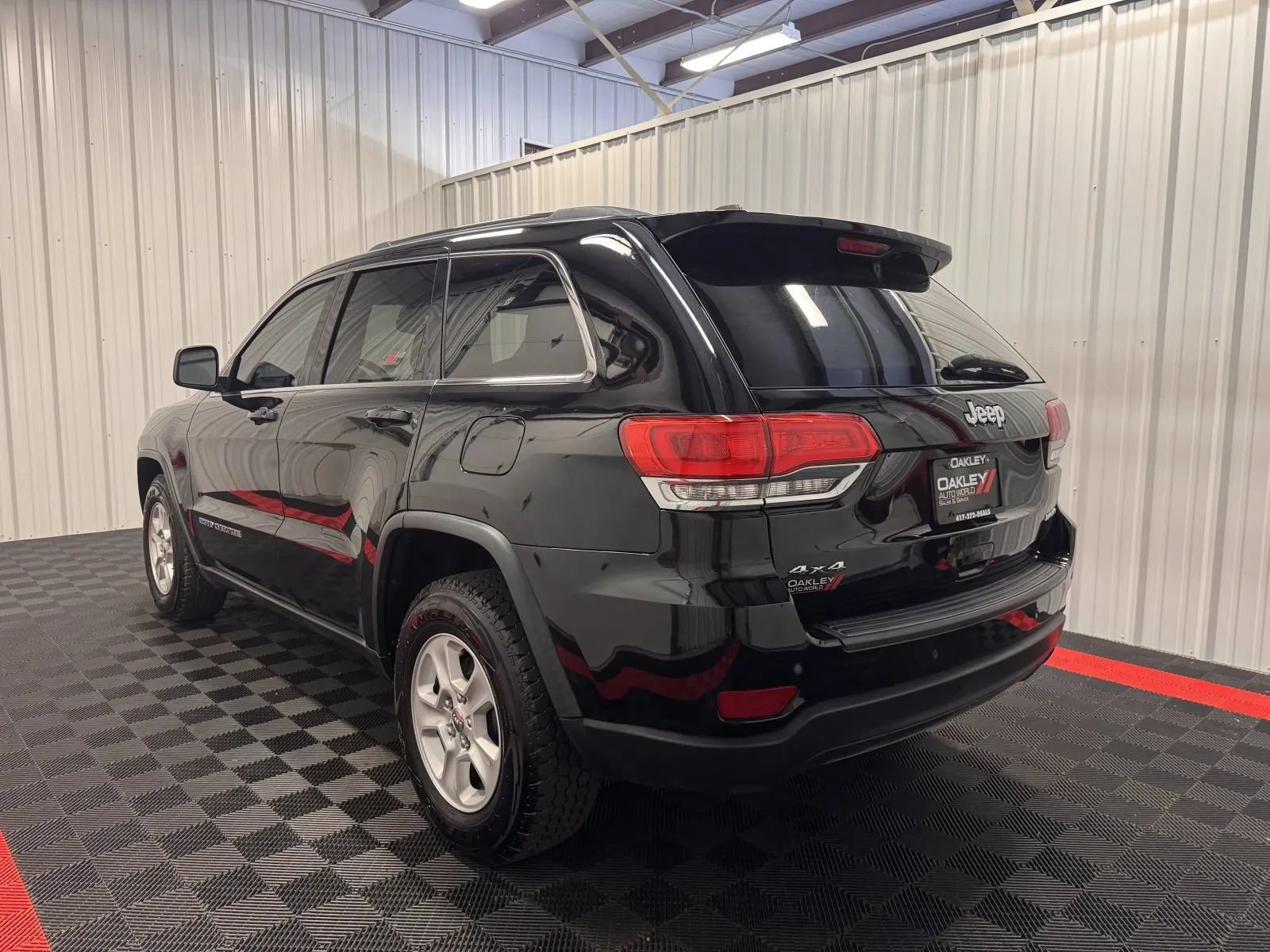 Used 2017 Jeep Grand Cherokee Laredo w/ Quick Order Package 23E AWD/4WD image 2