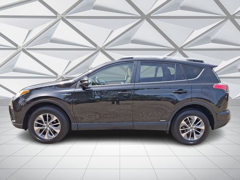 Used 2018 Toyota RAV4 XLE w/ Convenience Package AWD/4WD image 7