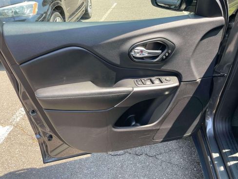 Used 2022 Jeep Cherokee Limited w/ Mopar Interior Package AWD/4WD image 16