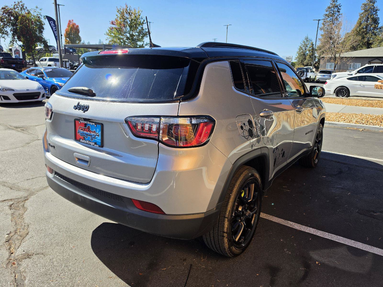 Used 2023 Jeep Compass Latitude w/ Convenience Group AWD/4WD image 7