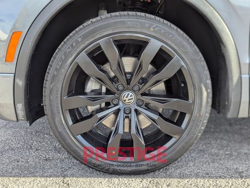 Used 2021 Volkswagen Tiguan SE AWD/4WD image 32