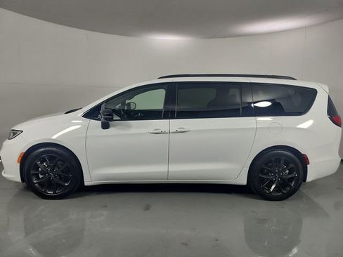 Used 2025 Chrysler Pacifica Limited image 31