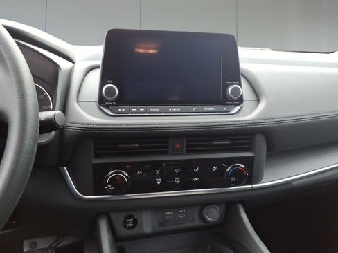 Used 2025 Nissan Rogue S image 17