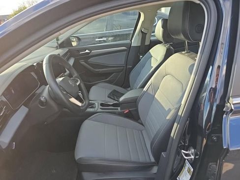 Used 2025 Volkswagen Jetta SE image 3