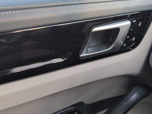 Used 2021 Porsche Cayenne w/ Premium Package image 24