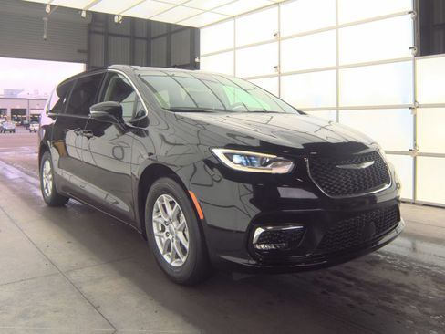 Used 2024 Chrysler Pacifica Touring-L image 4