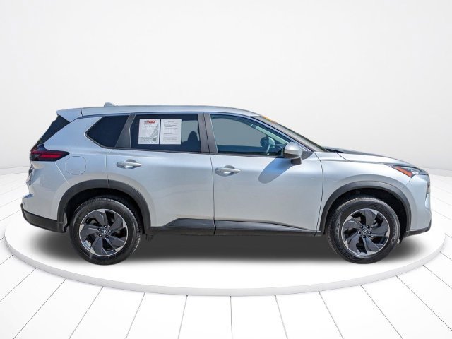 Used 2024 Nissan Rogue SV FWD image 3