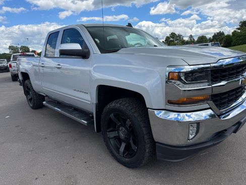 Used 2017 Chevrolet Silverado 1500 LT w/ LT Convenience Package AWD/4WD image 12