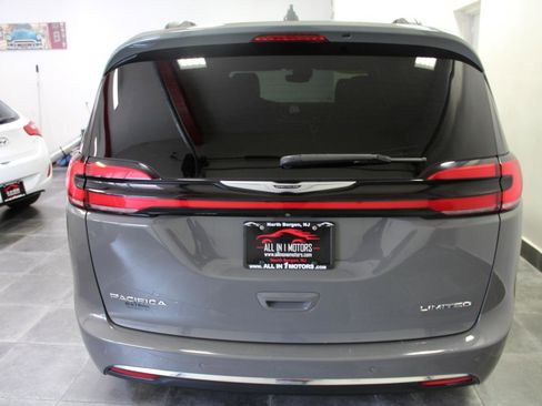 Used 2022 Chrysler Pacifica Limited image 6