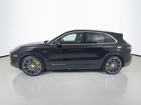 Used 2023 Porsche Cayenne Turbo S AWD/4WD image 2