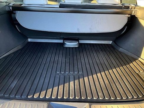 Used 2022 Toyota Venza XLE image 25