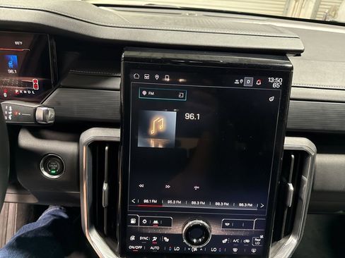 Used 2025 GMC Acadia Elevation image 32