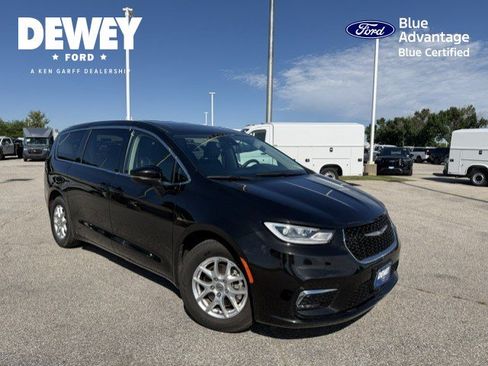Used 2023 Chrysler Pacifica Touring-L FWD image 1