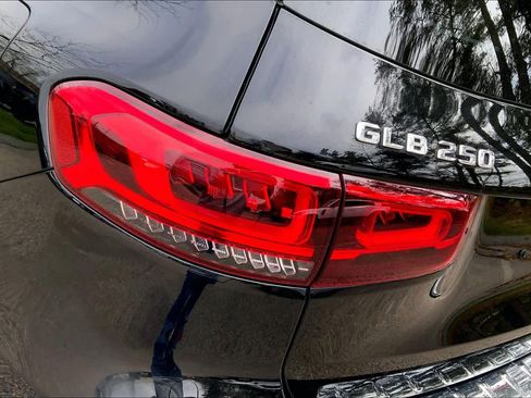 Used 2022 Mercedes-Benz GLB 250 4MATIC image 27