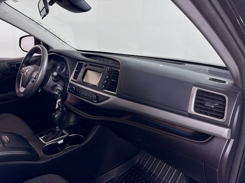 Used 2018 Toyota Highlander LE image 27