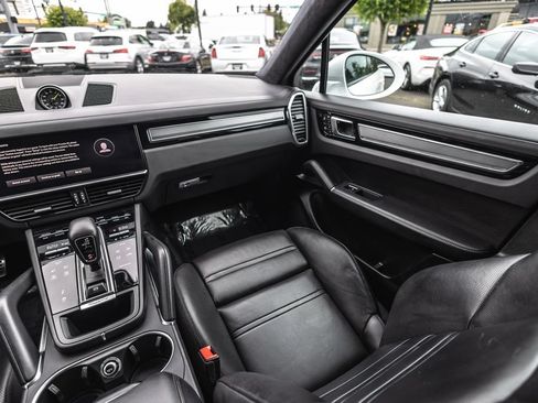Used 2023 Porsche Cayenne Turbo S AWD/4WD image 28