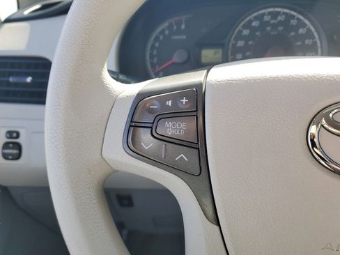 Used 2013 Toyota Sienna LE w/ Towing Pkg image 25