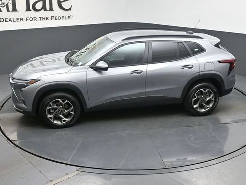 Used 2025 Chevrolet Trax LT w/ Driver Confidence Package FWD image 60