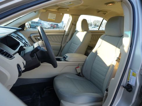 Used 2018 Ford Taurus SE image 12