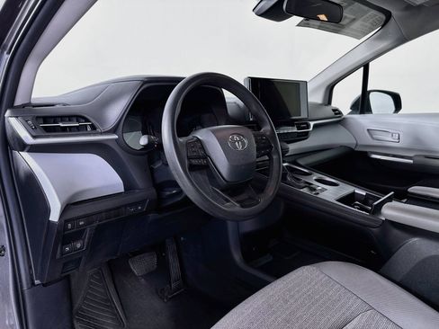 Certified 2025 Toyota Sienna LE FWD image 9