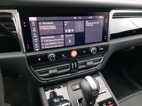 Certified 2025 Porsche Macan image 22