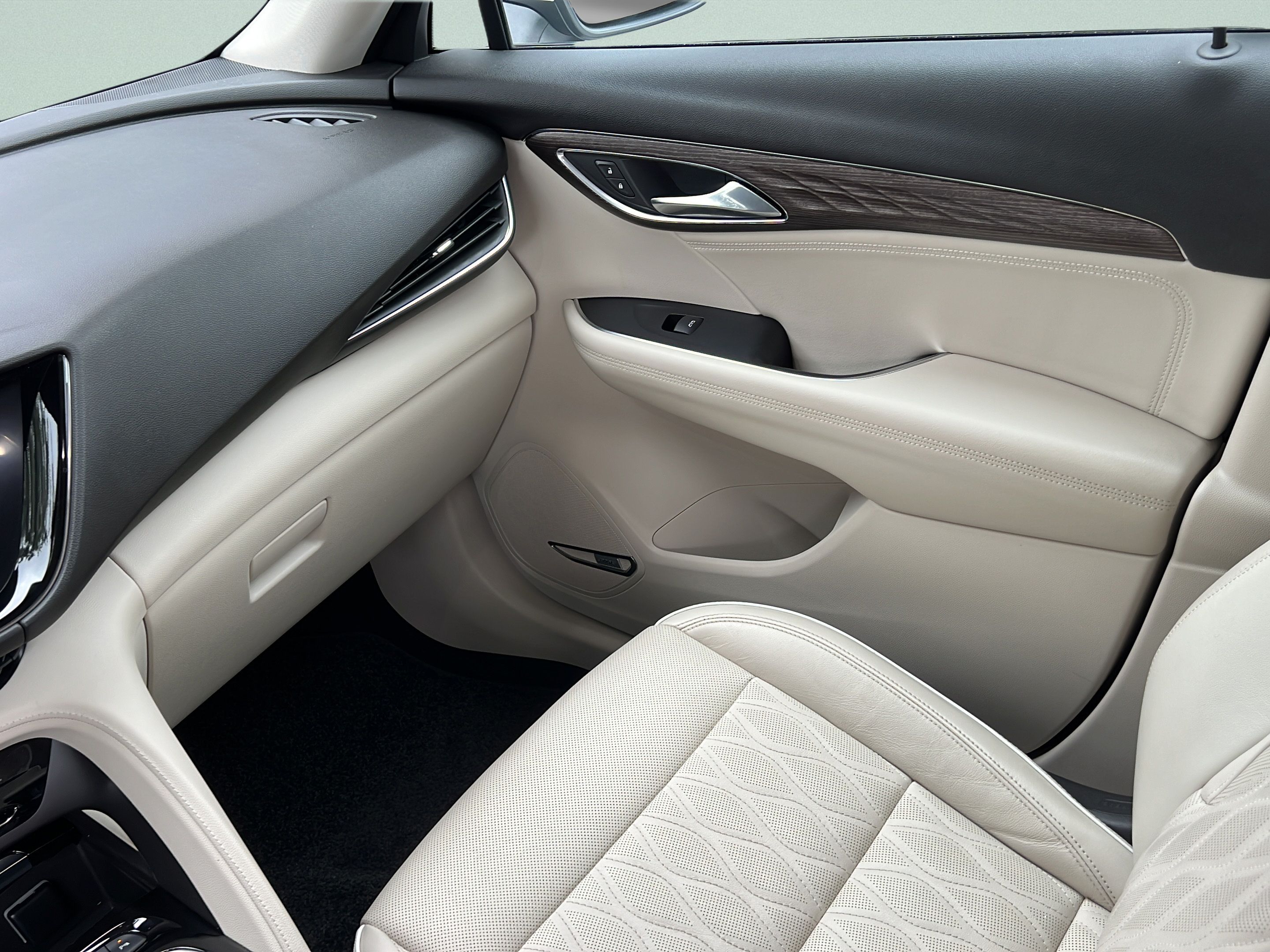 Used 2021 Buick Envision Avenir AWD/4WD image 13