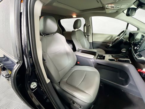 Used 2023 Toyota Sienna XLE FWD image 32