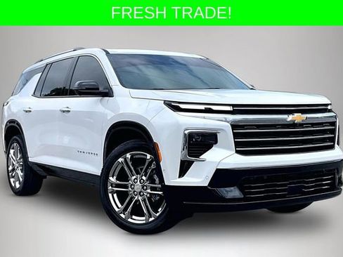 Used 2025 Chevrolet Traverse High Country FWD image 1