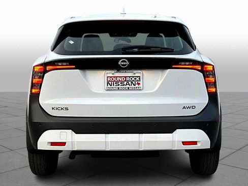 New 2025 Nissan Kicks S image 4
