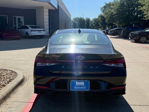Used 2021 Hyundai Elantra SE FWD image 4