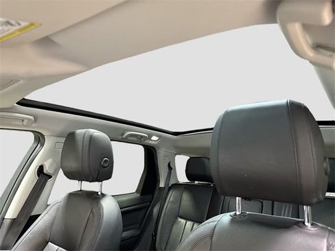 Used 2018 Land Rover Discovery Sport HSE image 23