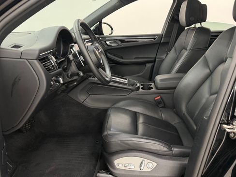Certified 2025 Porsche Macan AWD/4WD image 28
