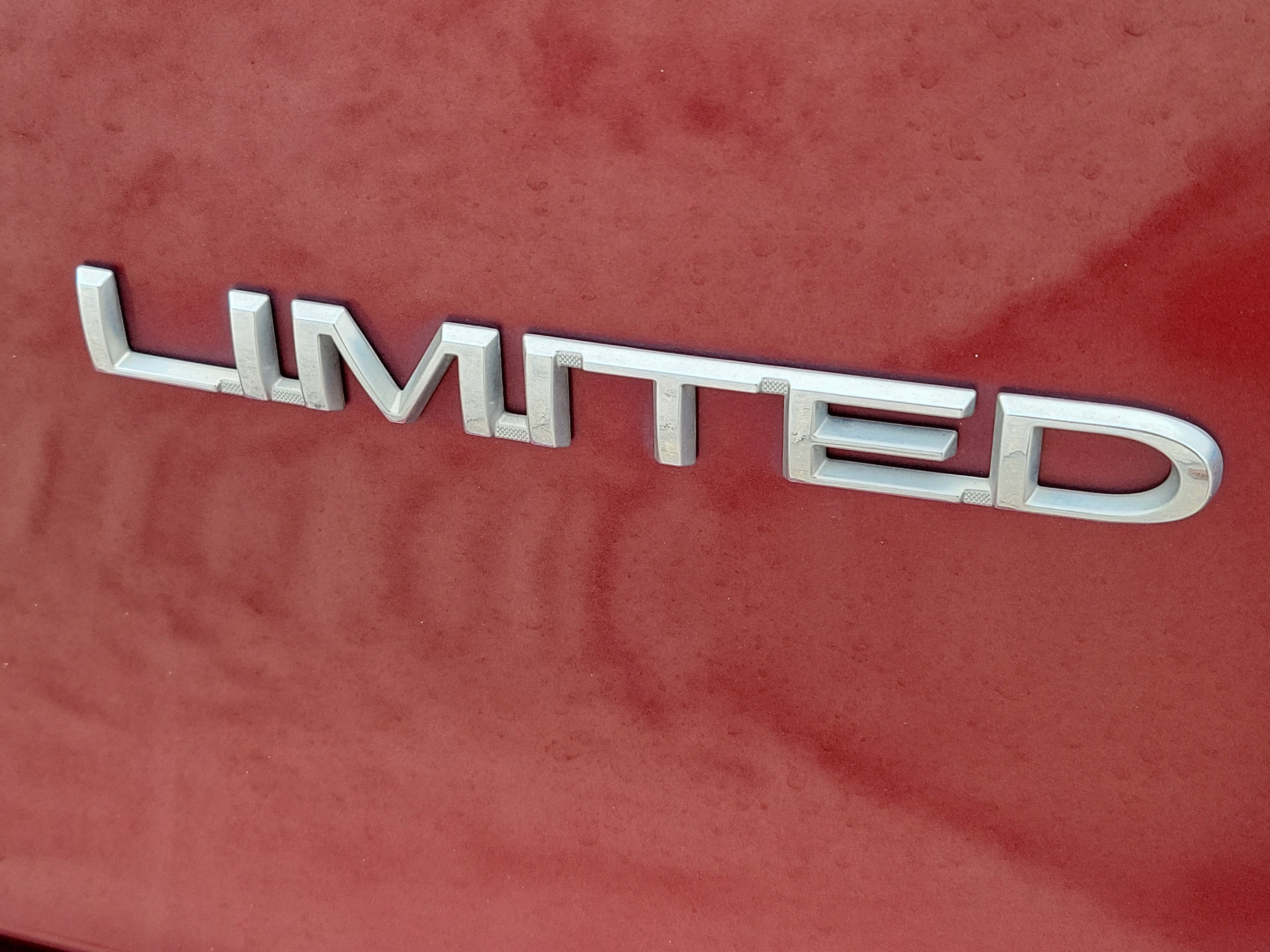 Used 2017 Chrysler Pacifica Limited w/ UConnect Theater Package FWD image 6