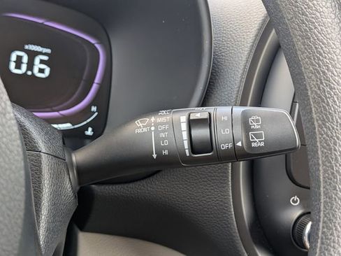 Used 2025 Kia Soul LX w/ LX Technology Package FWD image 30