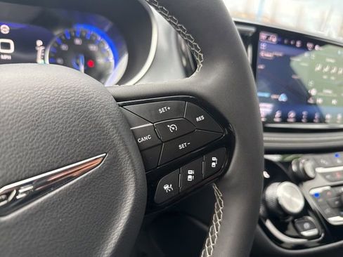 Used 2025 Chrysler Pacifica Limited image 35