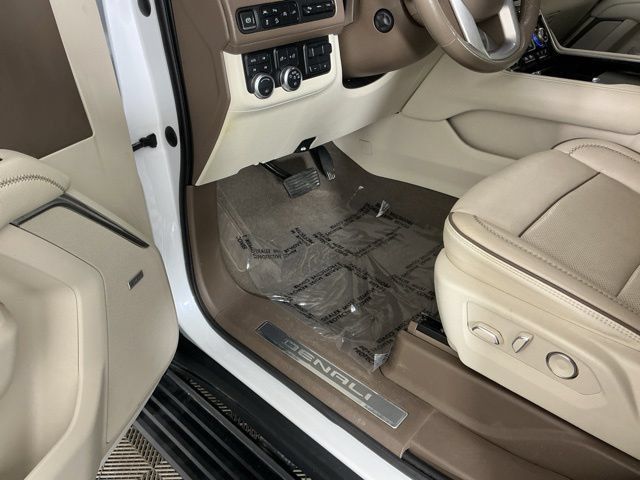 Used 2021 GMC Yukon Denali w/ Denali Ultimate Package AWD/4WD image 16