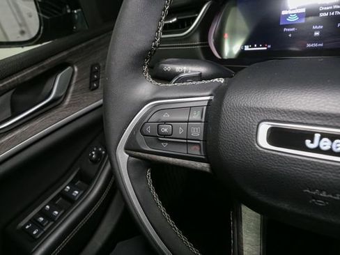 Used 2023 Jeep Grand Cherokee Limited w/ Black Appearance Package AWD/4WD image 34