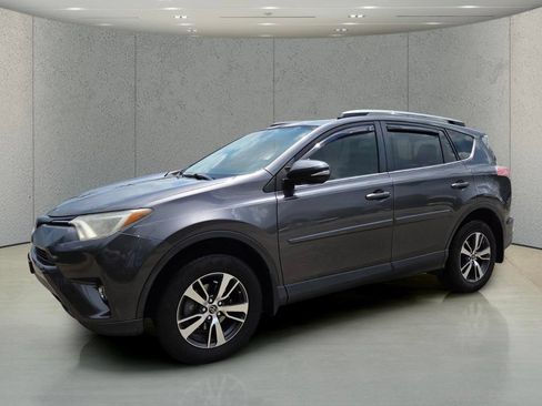 Used 2018 Toyota RAV4 XLE FWD image 10