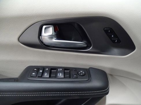 Used 2024 Chrysler Pacifica Touring-L image 18