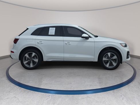 Used 2023 Audi Q5 2.0T Premium w/ Convenience Package AWD/4WD image 4