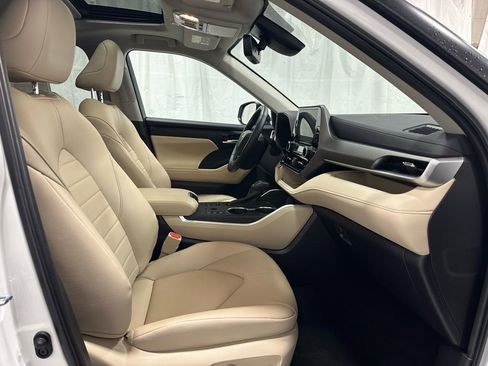 Used 2025 Toyota Highlander XLE image 62
