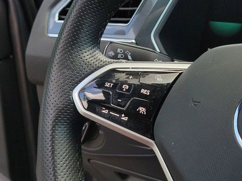 Used 2023 Volkswagen Tiguan SE R-Line image 30