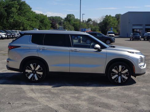 Used 2025 Mitsubishi Outlander SE AWD/4WD image 4